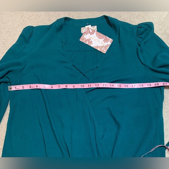NWT Band of the Free Green Faux Wrap Blouse V-Neck Flutter Cuffs Women Small - Picture 6 of 8